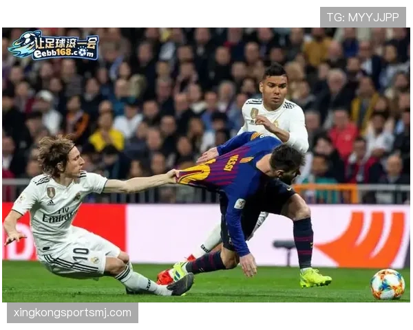 接触开始与结束地点如何影响足球犯规判罚标准？