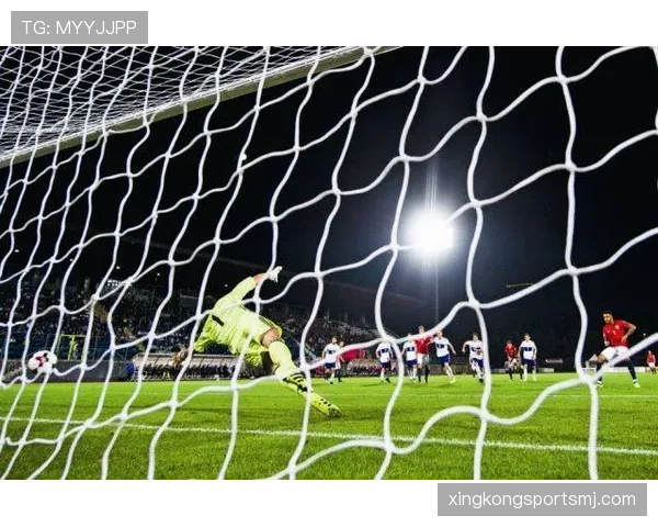 规则拆解：点球开球时其他队员提前进区的判罚细节解析