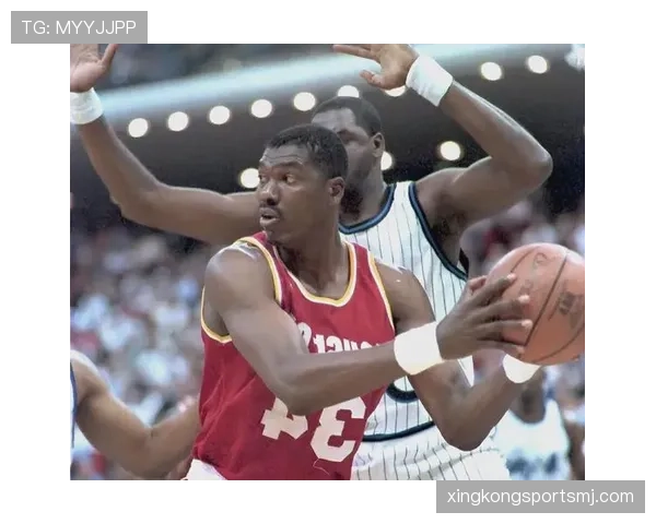 内线强攻对比贾巴尔，摩西马龙篮下效率显著提升